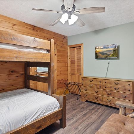 1 Min To The Parkway Spacious Cabin W 3 Suites And Extra Bedroom! Pigeon Forge Exterior photo